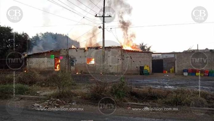 Incendio arrasa con dos viviendas en Uruapan