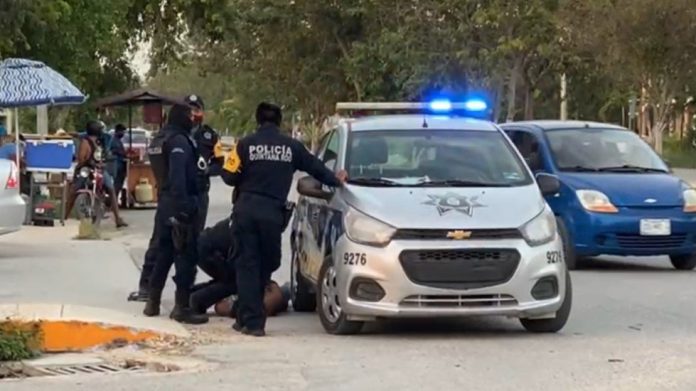 momento-en-que-policias-de-tulum-someten-contra-el-piso-a-una-mujer