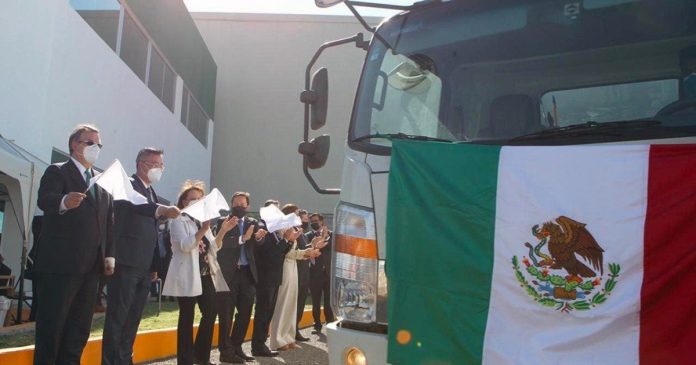 sre-banderazo-vacunas-cansino-sinovac-envasadas-mx-cortesia-cancilleria-22-mar21.jpg_673822677