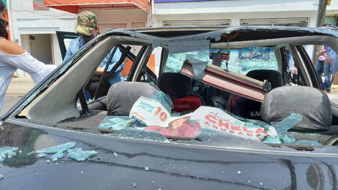 A punta de piedras y palos, maestros de la CNTE se confrontan en la SEE