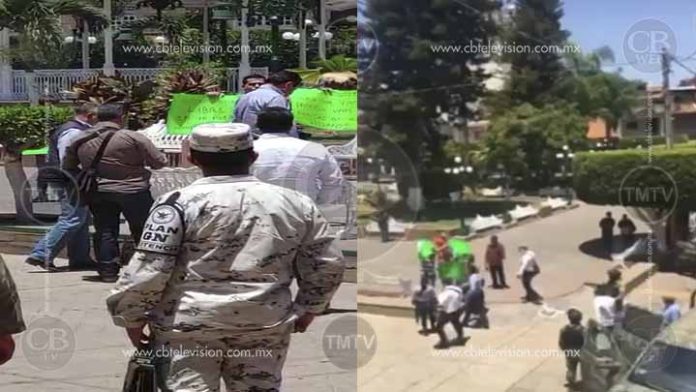Estos eran los mensajes que mostraban las cartulinas de los manifestantes agredidos por Silvano Aureoles