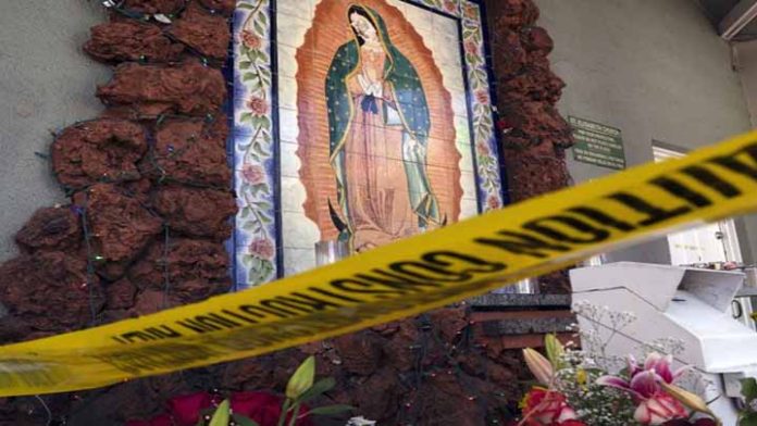 Hombre rompe con un mazo mural de la Virgen de Guadalupe