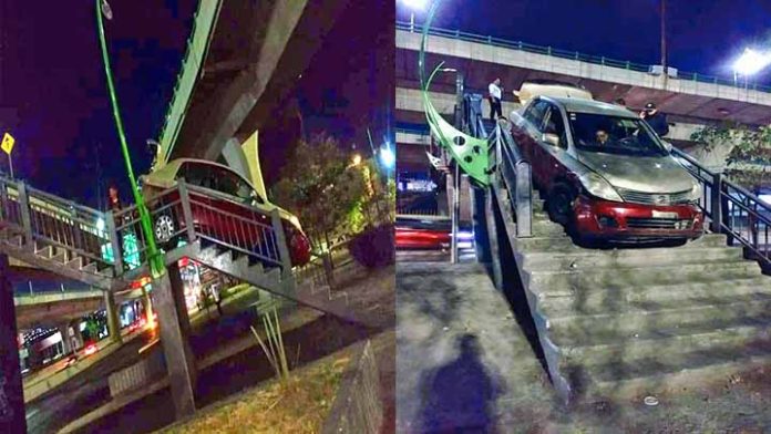 Taxista se mete con todo y automóvil a puente peatonal