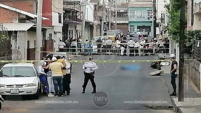 Microbús mata a mujer motociclista en Uruapan