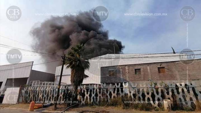 Se quema fábrica en la ciudad Industrial de Morelia
