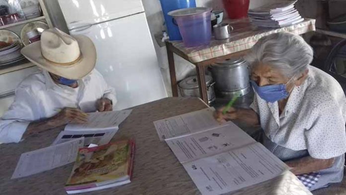 Abuelitos estudian juntos para terminar la primaria