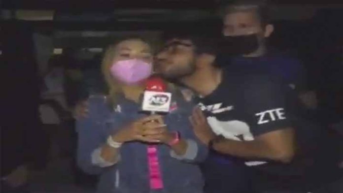 Reportera sufre acoso en enlace en vivo durante el Puebla vs Pumas