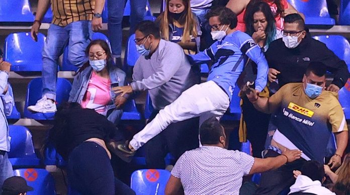 Aficionado de Pumas patea a una mujer en las gradas del Cuauhtémoc