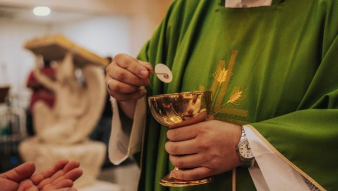 sacerdote-se-enamora-y-deja-iglesia-en-Italia-Riccardo-Ceccobelli