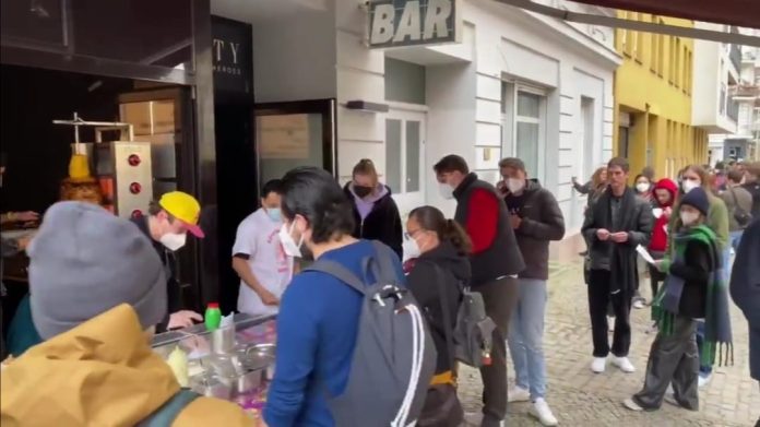 Llegan los tacos al pastor a Alemania y se forman largas filas para probarlos