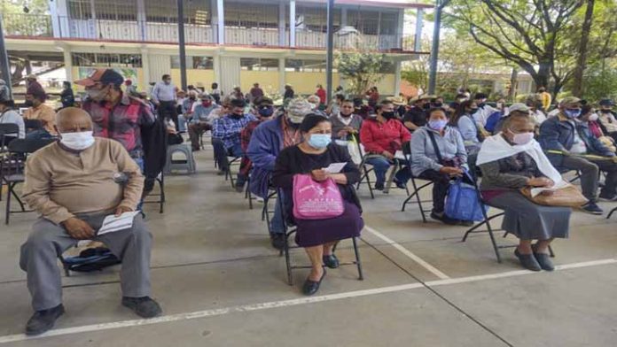 Autoridades prevén suspender vacunación por elecciones