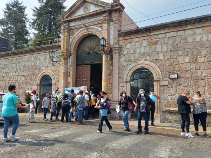 Previo al 10 de Mayo, ciudadanos acuden a panteones en Morelia