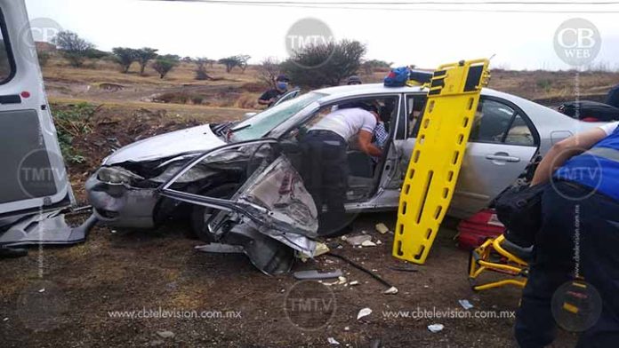 Choque cierra la carretera Morelia-Charo a la altura de Atapaneo