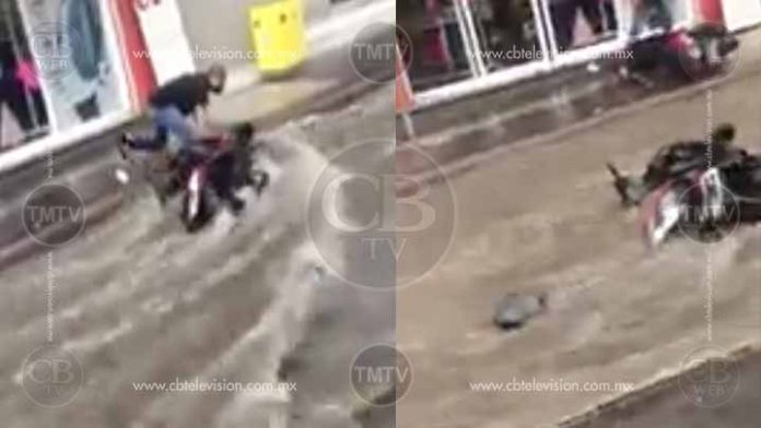 Tromba convierte calles de Zitácuaro en ríos
