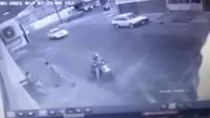 Así asaltan transeúntes en Uruapan