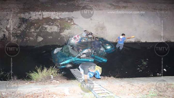 Auto vuelca y cae en canal de aguas negras, dejando 5 heridos