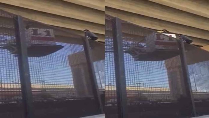 Video; Embarazada escala muro fronterizo con EU y queda atrapada
