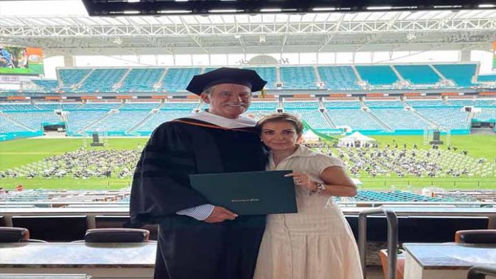 Vicente Fox recibe Honoris Causa de la Universidad de Miami y lo presume en redes