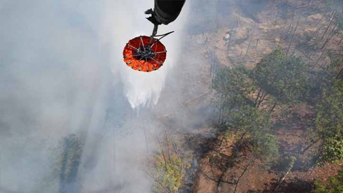 Controlado incendio en el Cerro de San Marcos, en Uruapan