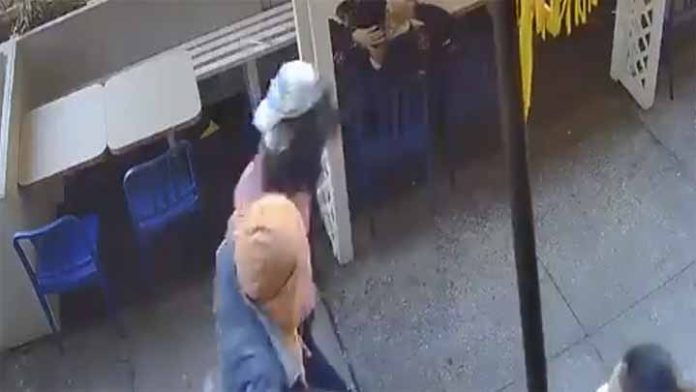 Hombre golpea sin motivo aparente a mujer que caminaba por la calle