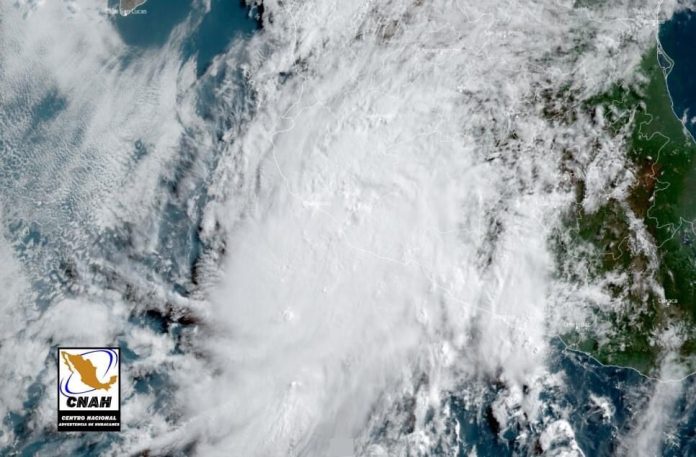 Dolores ingresa a tierra como fuerte Tormenta Tropical, emiten alerta en Michoacán