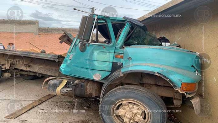 Se le queda el camión sin frenos y se mete a una casa en Morelia