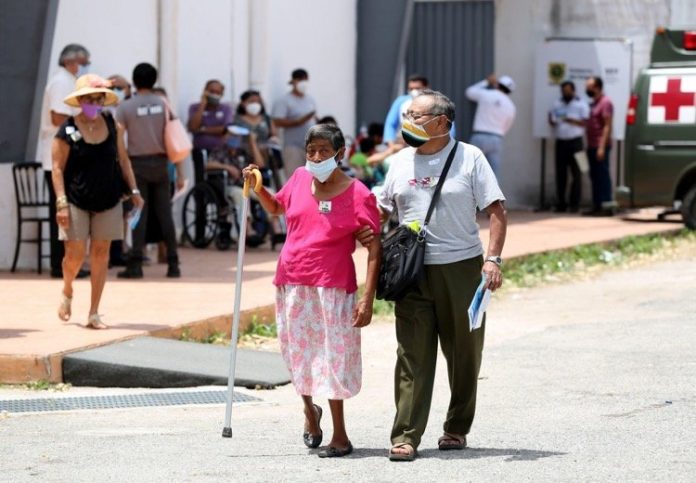 Adultos mayores acuden a aplicarse la segunda dosis del biológico contra Covid-19 en Mérida, Yucatán