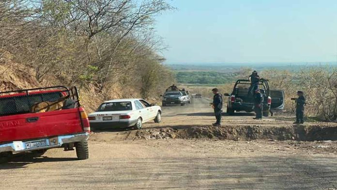 Por fin se abre la circulación en la carretera de Aguililla, temen que sea momentáneo