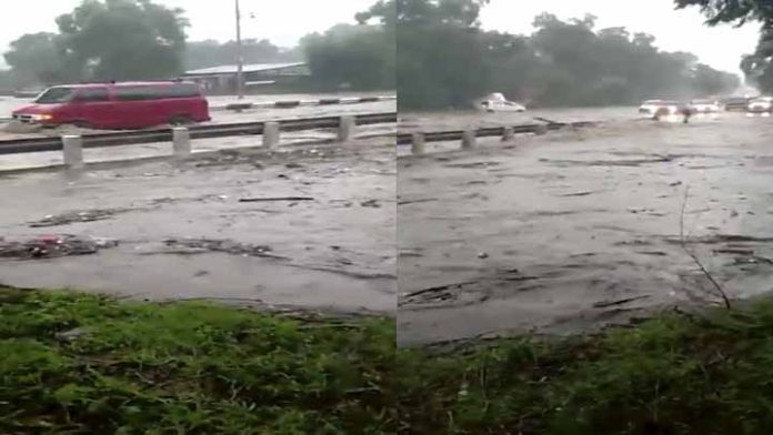 Se desborda arrollo y genera afectaciones en Ciudad Hidalgo