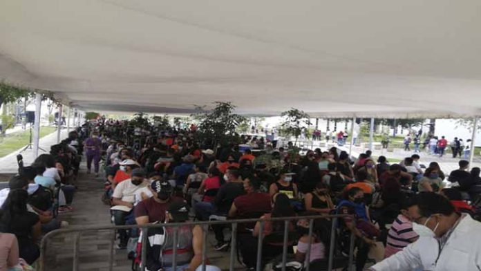 Gran afluencia de jóvenes a unidades de vacunación anti Covid-19