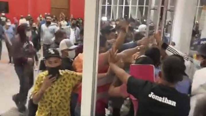Jóvenes, los más revoltosos; cancelan su vacunación en Arteaga por disturbios