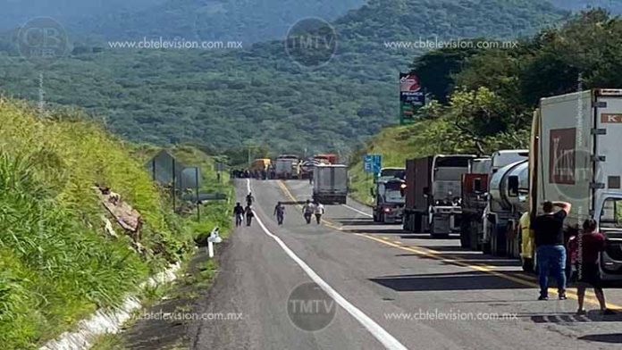 Bloquean Pueblos Unidos carreteras en Taretan; exigen a Obrador mayor seguridad
