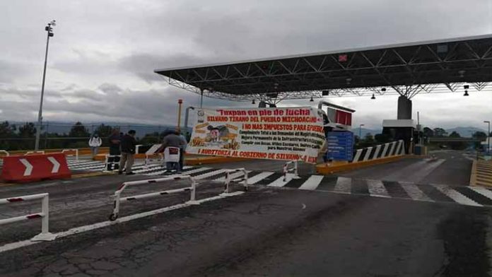 Senado aprueba hasta 7 años de prisión a quienes tomen casetas