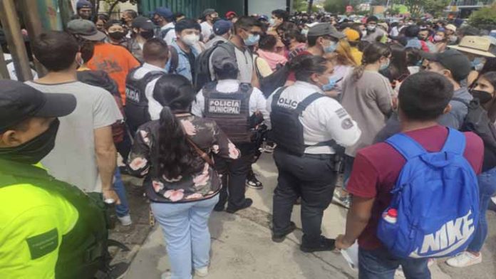 Módulos de vacunación abarrotados, filas kilométricas, vacunas agotadas y zafarranchos, dejó el primer día de vacunación para personas de 18 a 29 años