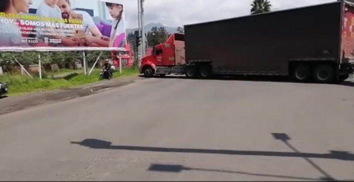 Normalistas bloquean libramiento al cruce con Siervo de la Nación