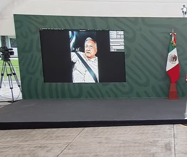 amlo_habla_desde_su_camioneta.png_931498958