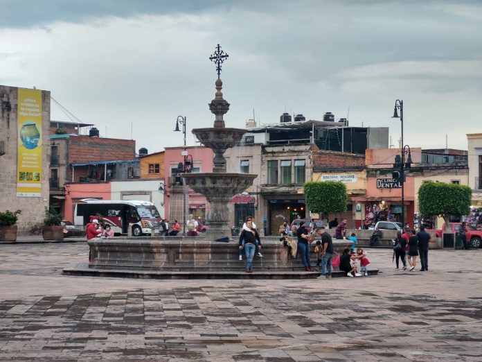 Retiran vallas de plazas públicas en el Centro de Morelia