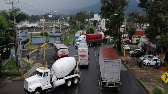 Magisterio bloqueó el boulevard Industrial de Uruapan este lunes