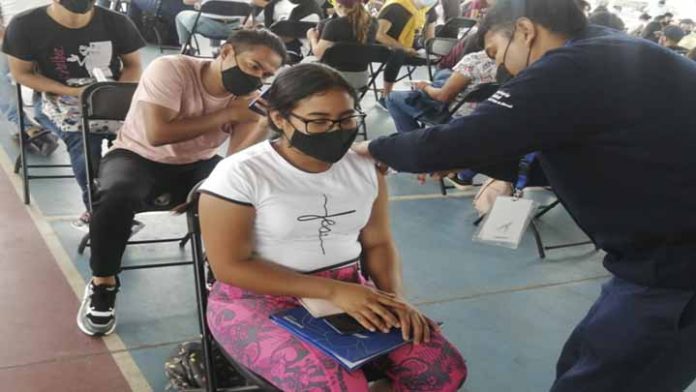 Con largos tiempos de espera y módulos abarrotados, arranca aplicación de segunda dosis contra Covid-19 en Morelia
