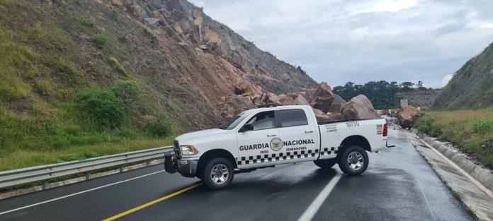 Cierran la carretera Cuitzeo-Pátzcuaro por deslave de paredón