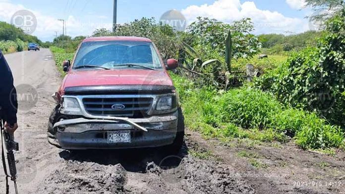 Abandonan camioneta con reporte de robo en Cuitzeo