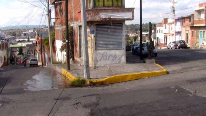 Aguas negras invaden calles en la colonia Obrera