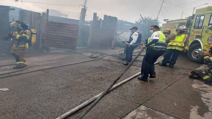Tránsito estatales se suman a combatir incendio de casas humildes