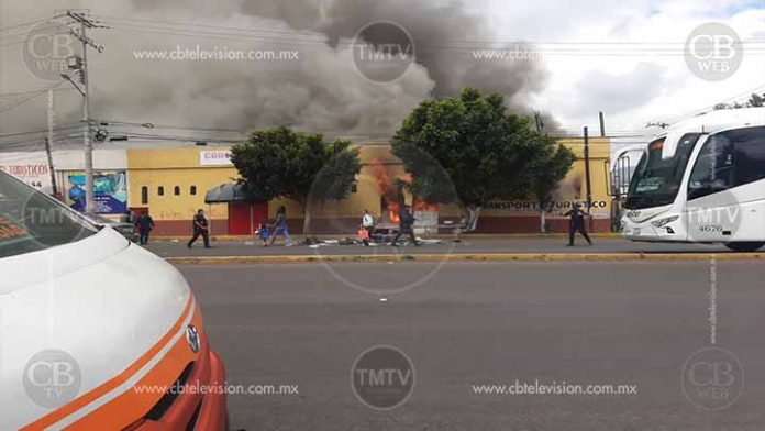 Profesores queman bodega en salida a Pátzcuaro