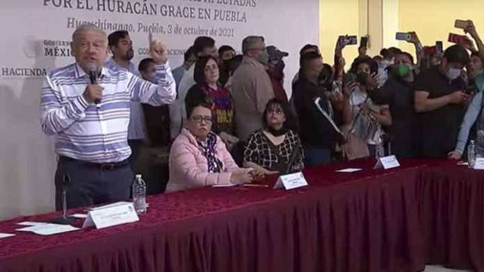 López Obrador pide a manifestantes que lo respeten ante irrupción en conferencia