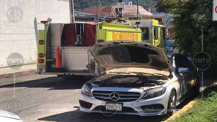 Se le prende el Mercedes afuera del Hospital de la Mujer