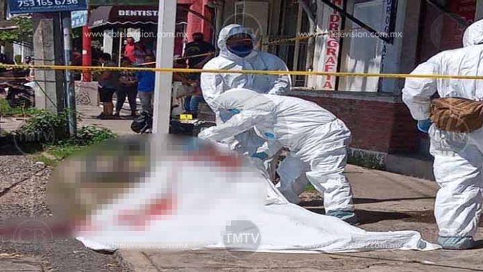 Video; Motociclista choca con una combi y se muere
