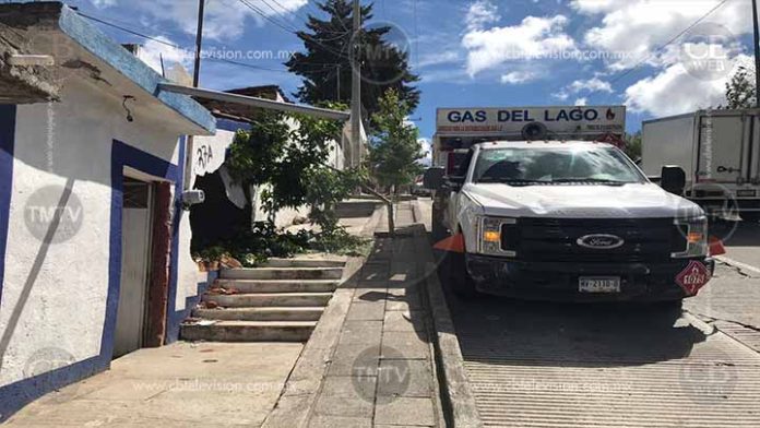 Gran susto! Camioneta con Gas LP colapsa con una vivienda en Morelia
