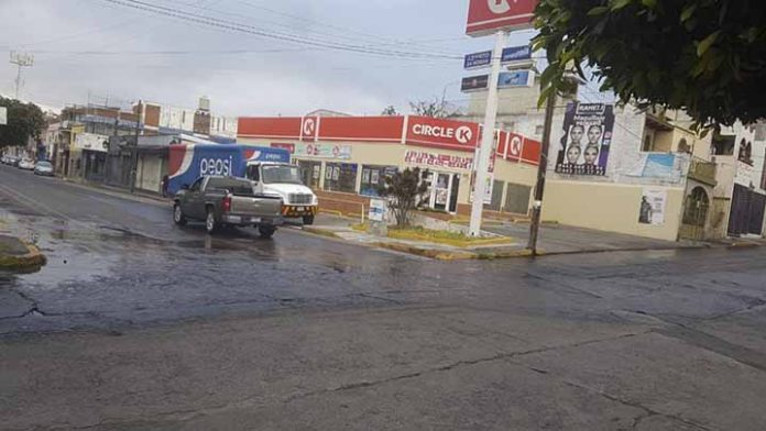 Ciudadanos reportan fuga de agua en Av. Tata Vasco