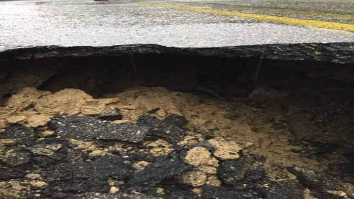 Paso del huracán Rick por Acapulco deja socavón